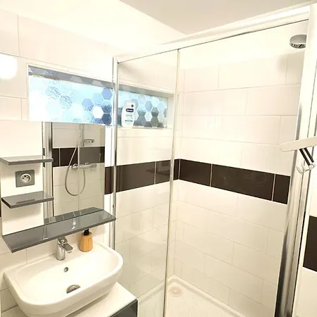 Charming 2 Bedrooms Free Parking- Near Paris St Lazare *