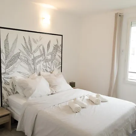 Charming 2 Bedrooms Free Parking- Near Paris St Lazare *