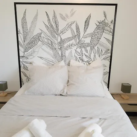 Charming 2 Bedrooms Free Parking- Near Paris St Lazare *